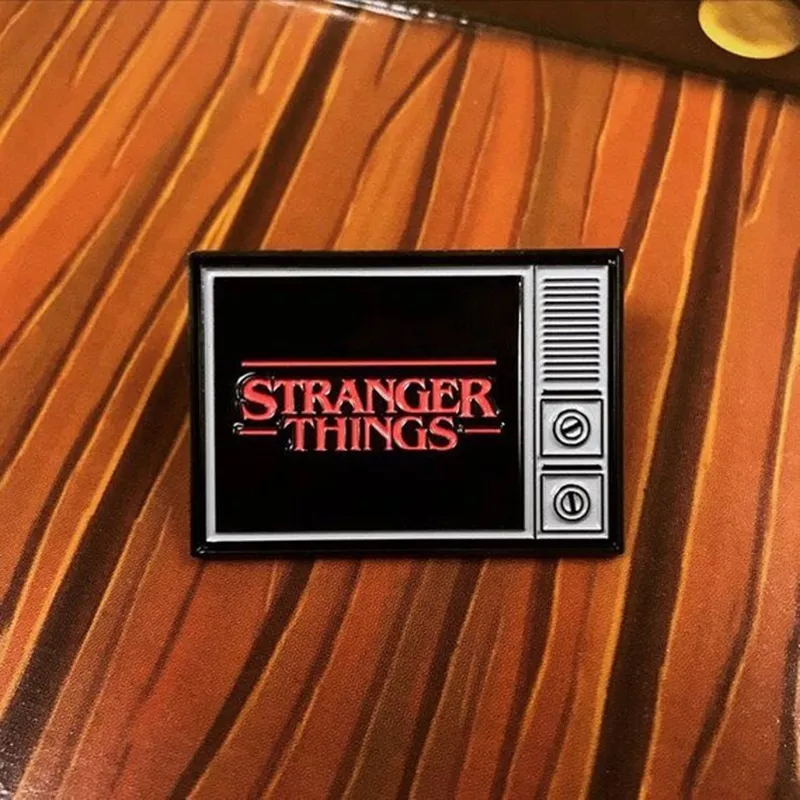 1191435639 Broche Waffle 11 Onze Stranger Things TV Esmalte Pin Broches para Mulheres Dos Homens