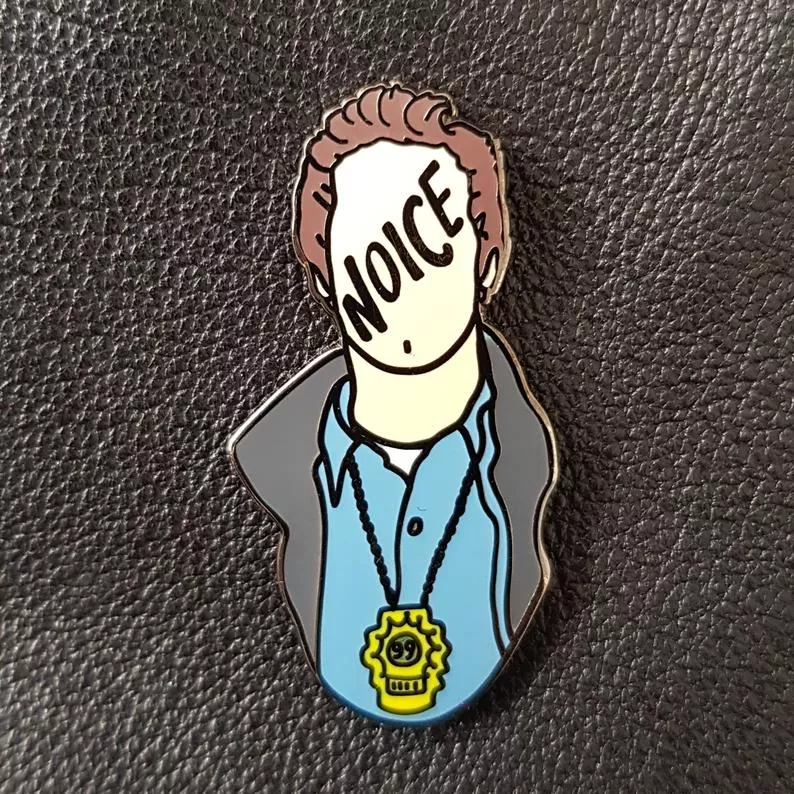 1266832184 Broche Brooklyn 99 Nove Nove Noice Jake Peralta esmalte pino distintivo