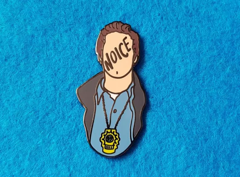 1465433445 Broche Brooklyn 99 Nove Nove Noice Jake Peralta esmalte pino distintivo