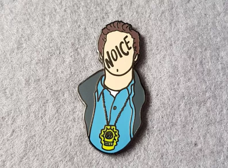 2025488064 Broche Brooklyn 99 Nove Nove Noice Jake Peralta esmalte pino distintivo