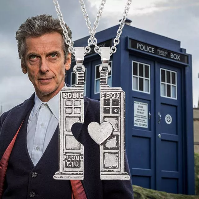 2 pecas colar dr doctor who tardis phone Divulgada nova imagem para novo Doctor Who.