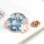 broche-charme-rosa-cerejeira-flor-broche-esmalte-pino-montanha-azul-ceu-lapela-pinos