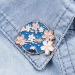 broche-charme-rosa-cerejeira-flor-broche-esmalte-pino-montanha-azul-ceu-lapela-pinos