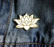 Broche pino de lapela esmalte flor de lotus branca