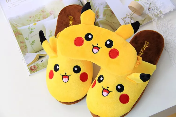 🔥 Pantufa Pokemon Pikachu Chinelos Lounge Unisex Pijamas Cosplay Sapatos  De Fantasia Dos Desenhos Animados Em Casa Casais Quentes Indoor Inverno  Chinelo Máscara Olho - Geek Magazine.com.br