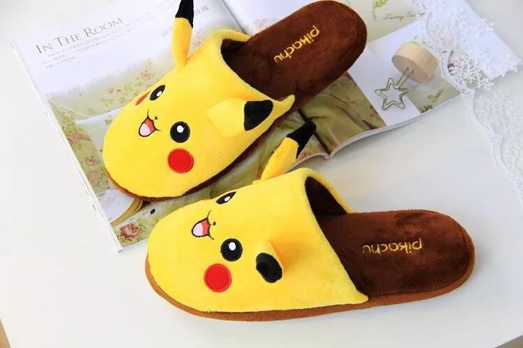 🔥 Pantufa Pokemon Pikachu Chinelos Lounge Unisex Pijamas Cosplay Sapatos  De Fantasia Dos Desenhos Animados Em Casa Casais Quentes Indoor Inverno  Chinelo Máscara Olho - Geek Magazine.com.br