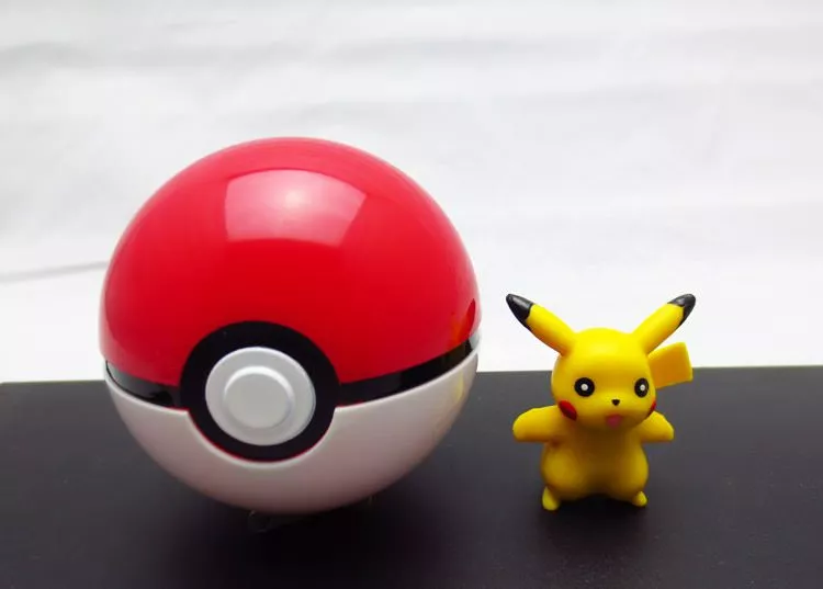 action-figure-pokebola-pokemon-pikachu-cosplay-vermelha-a22339