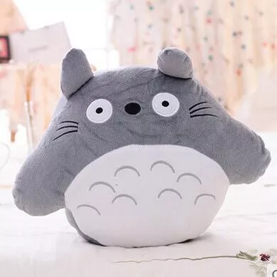 almofada studio ghibli totoro 006 Divulgado novo pôster para O Garoto E O Heron, próximo filme da Ghibli.