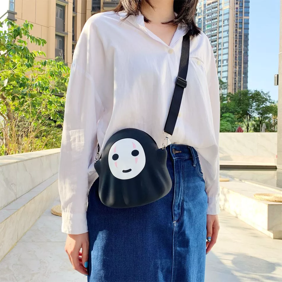 bolsa ghibli spirited away kaonashi no face para telemovel sinocom handa 20 anos atrás, Spirited Away era lançado nos cinemas.