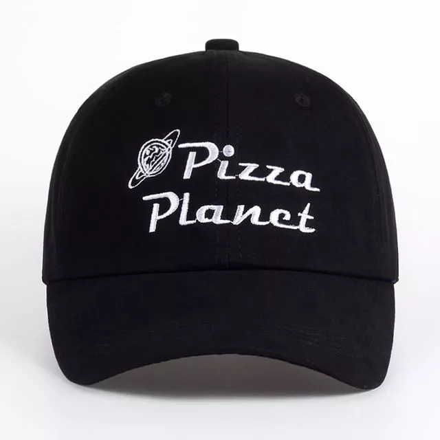 bone pixar pizza planet preto Elio, próximo filme da Pixar é adiado para 2025.