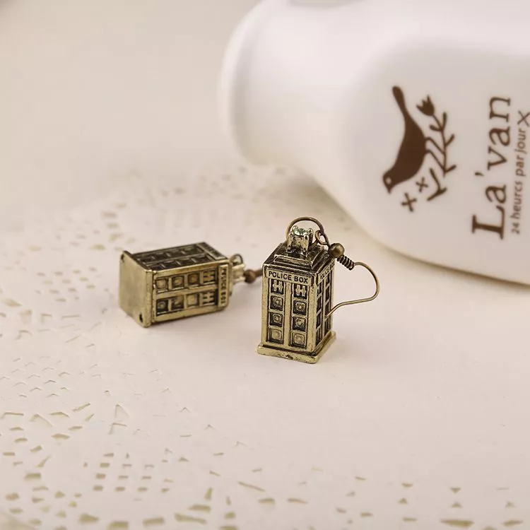 Brinco Doctor Who Tardis Dourado