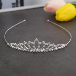 casamento feminino menina strass cabeca coroa princesa joias ornamento de cabelo Rumores apontam que Disney estaria trabalhando em remake live-action de A Princesa e o Sapo.