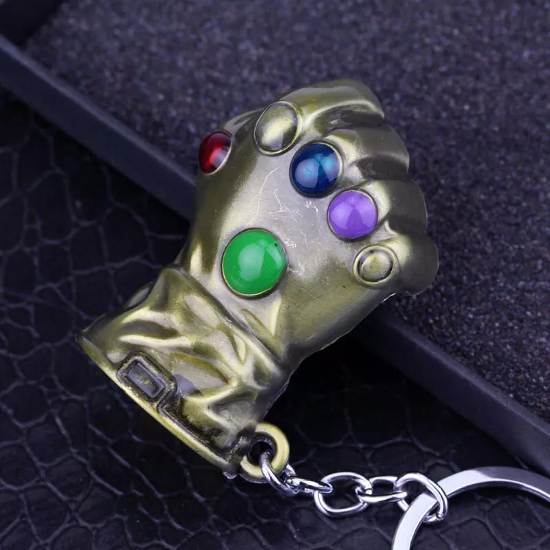 Chaveiro Marvel Vingadores Guerra Infinita Punho Thanos Ouro Envelhecido