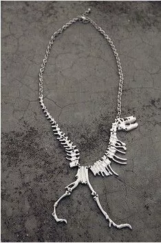 colar-esqueleto-dinossauro-prata