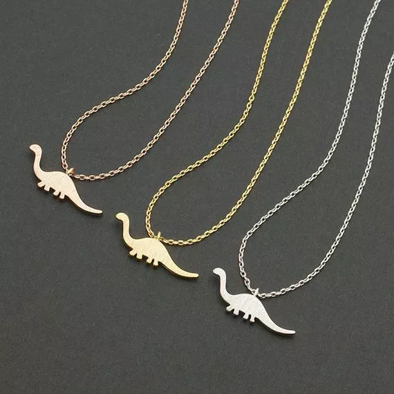 colar dinossauro prata dourado bronze Dinossauros de Jurassic World 3 terão penas.