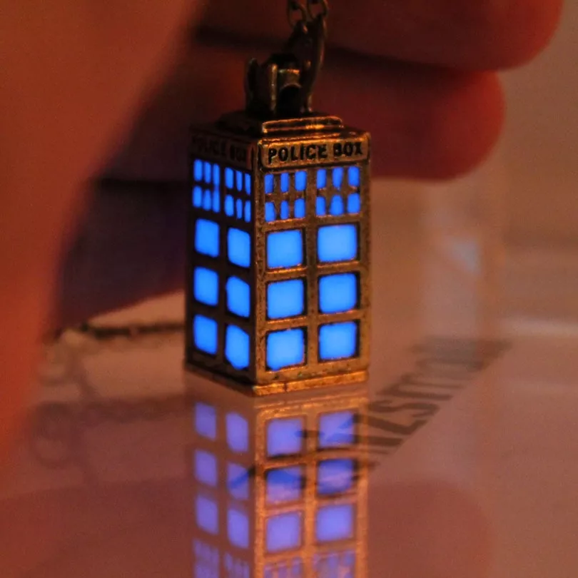 Colar Dr Who que tardis doctor pingente britânico polícia caixa tempo senhor colares brilho no escuro feminino masculino meninos presente