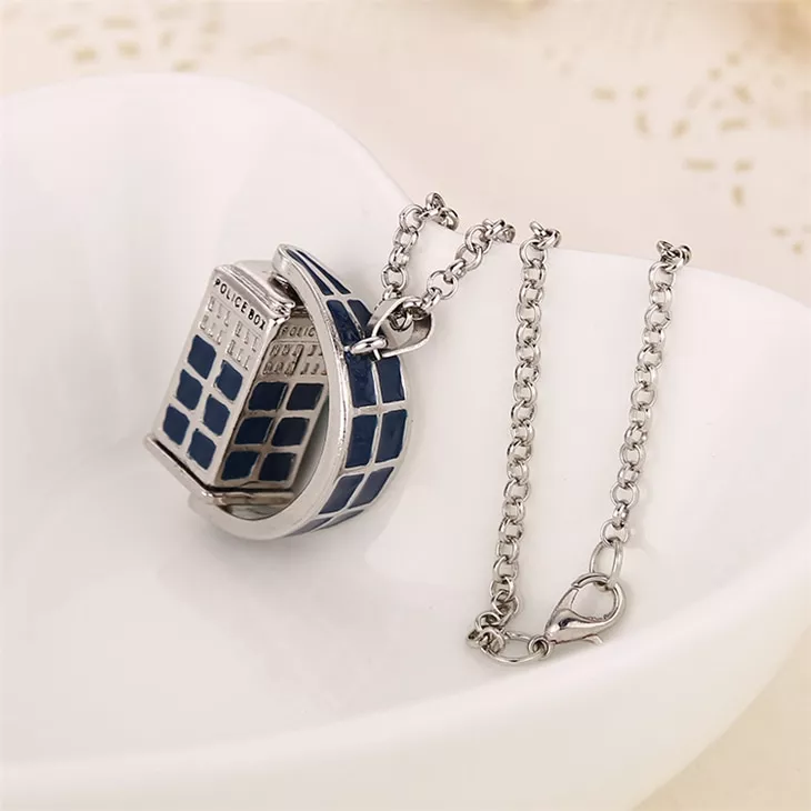 Colar Dr. doctor who rotativo tardis box polícia azul e pingente de prata da jóia do vintage para homens e mulheres por atacado