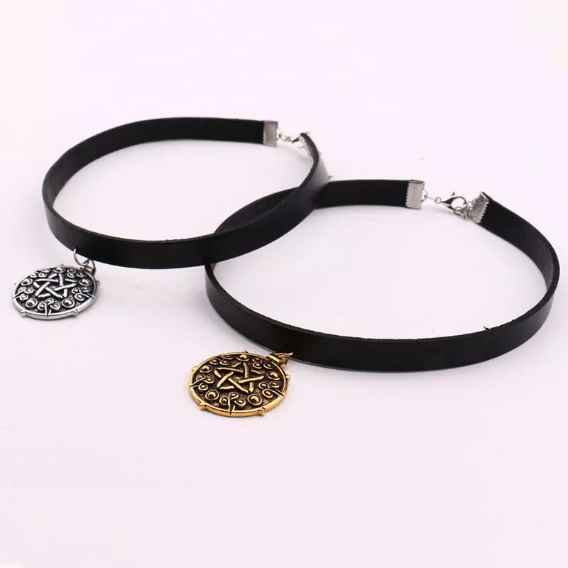 Colar Game Game Witcher 3 Yennefer Medallion Dourado/Prata