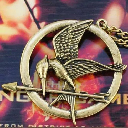 colar metal em chamas jogos vorazes hunger games bronze Colar cinderela conto de fadas oco abóbora wagon colar presente do dia das bruxas corrente fina colar pingente para mulher xl06