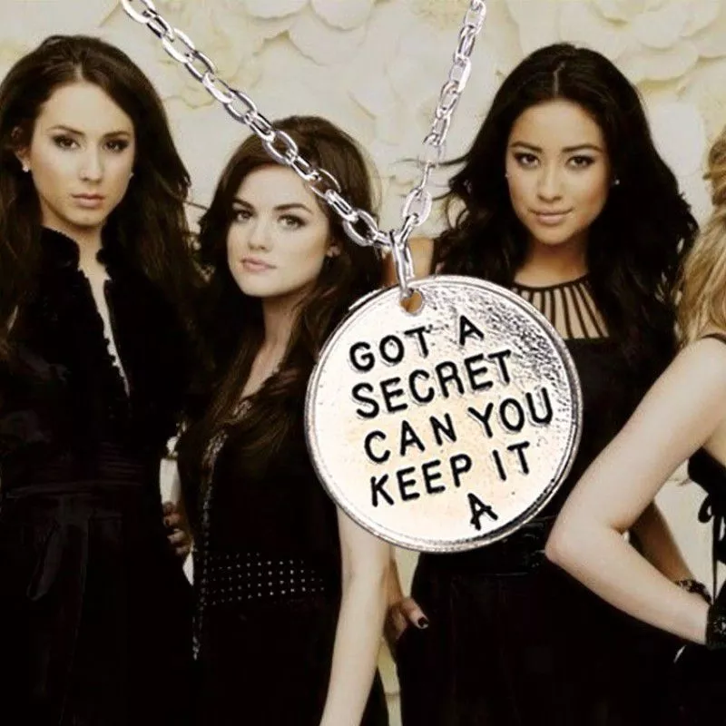 Colar Série Pretty Little Liars Got A Secret Can You Keep It PLL -A Prata
