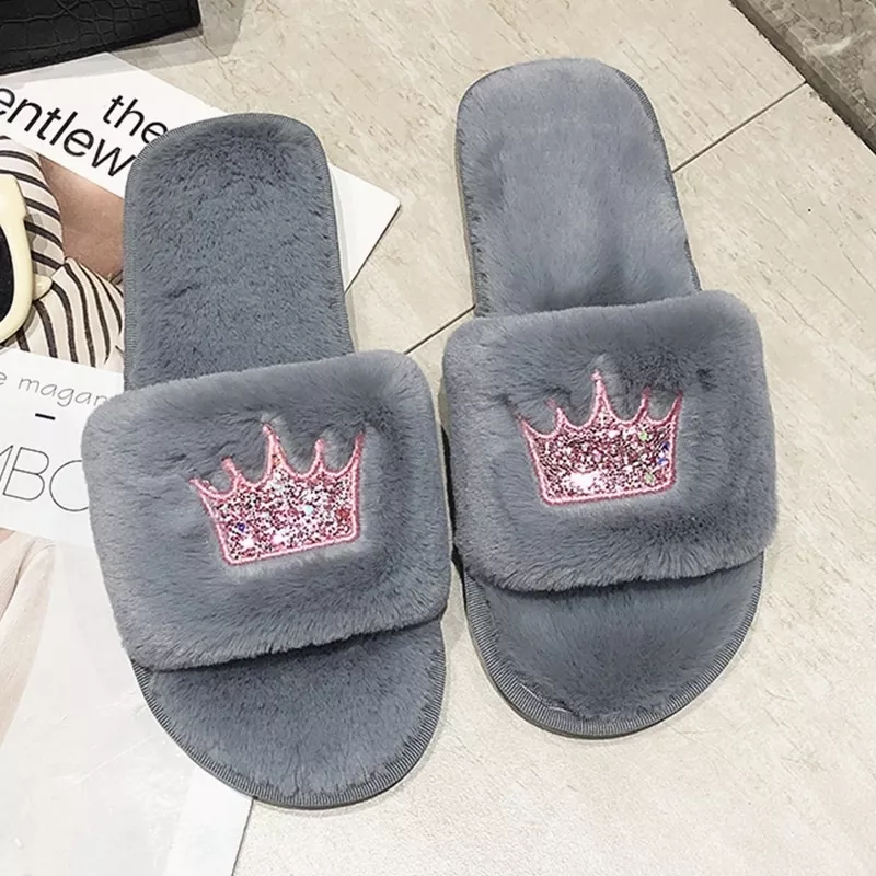Mulheres chinelos de pele de inverno de pelúcia quente plana indoor sapatos moda feminina padrão coroa casa rosa chinelos macios slides