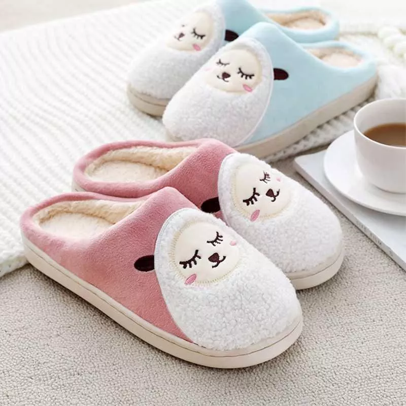 pantufa chinelos de inverno quente casa chinelos bordados ovelhas casa macia Bonito Animal De Pelúcia Sorridente Marrom Ovelha De Pelúcia Beanie Macio Capa Chapéu Adulto Das Mulheres Mornas do Inverno Dos Miúdos Das Crianças Meninas Traje Cosplay