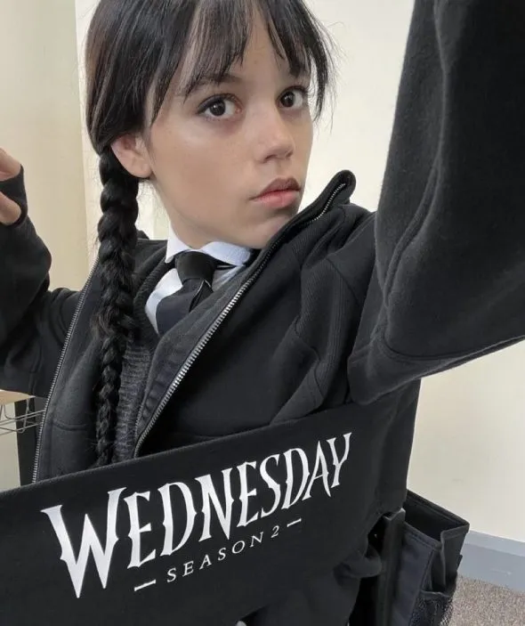 145d53f9 731f 4f49 9c92 6155e0c970b7 614 000000a3bf621932 file Jenna Ortega no set da 2ª temporada de Wandinha.